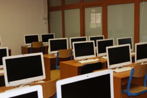 Počítače v počítačovej učebni základnej školy Pri kríži