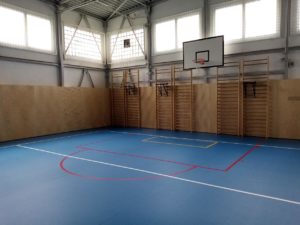 Basketbalový koš v telocvični základnej školy Pri kríži